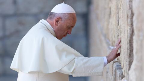 Der Papst an der Klage-Mauer in Jerusalem.