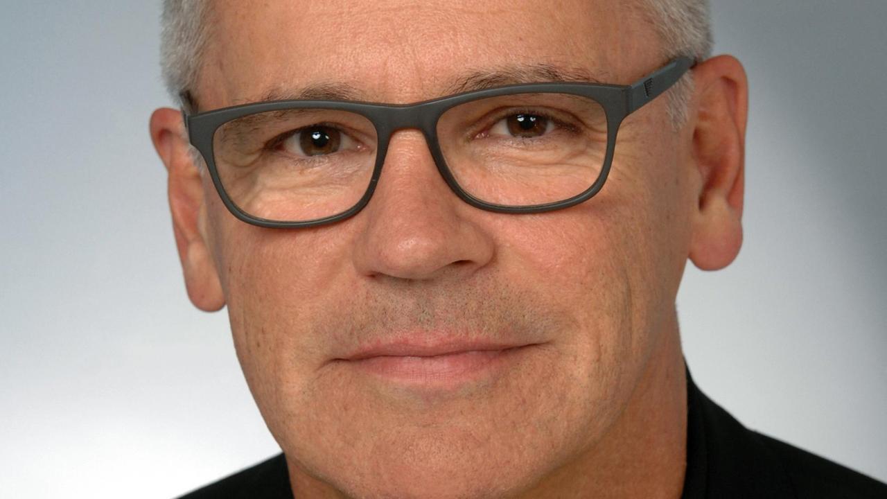 Sprachwissenschaftler Heiner Böttger. Mann mit Brille. Sprachwissenschaftler Heiner Böttger. Mann mit Brille.