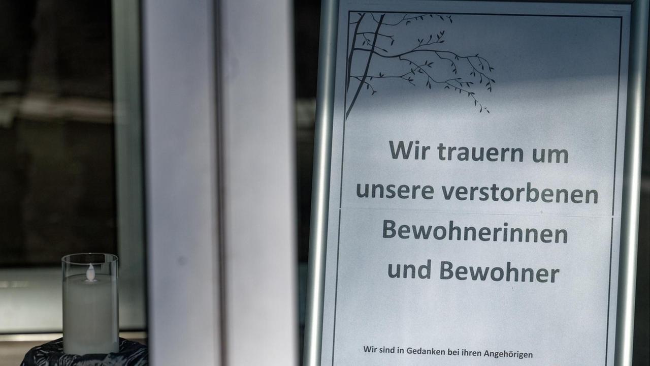 Ein Schild mit der Aufschrift "Wir trauern um unsere verstorbenen Bewohner und Bewohnerinnen steht am Eingang des "AWO-Seniorenzentrum "Rheindorf" gGmbH".