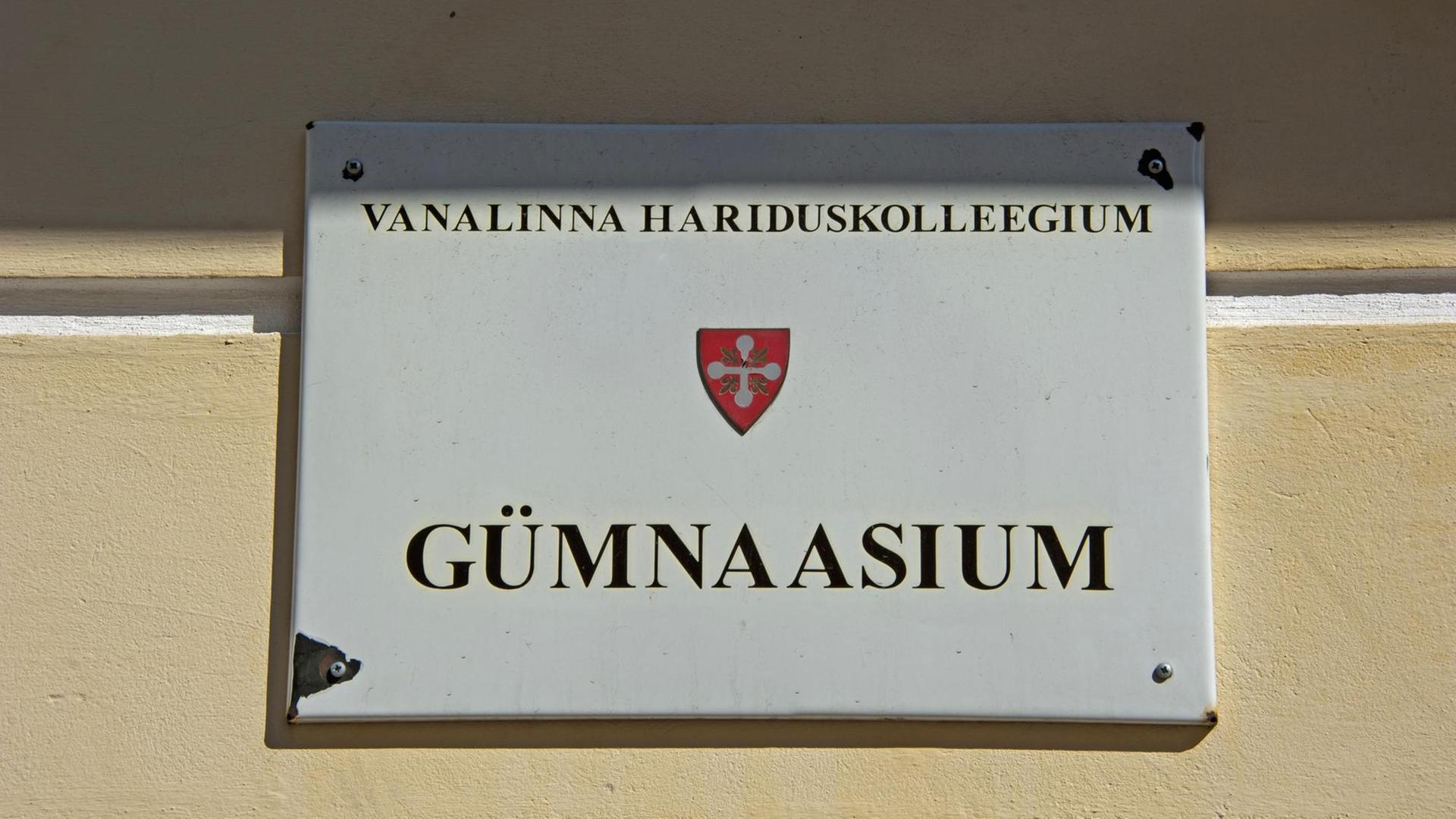 Das Schild einer Schule in der Altstadt von Tallinn in Estland