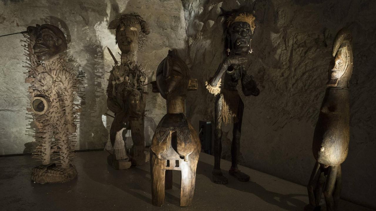Afrikanische Fetische im Messer Mountain Museum im Schloss Bruneck in Südtirol.