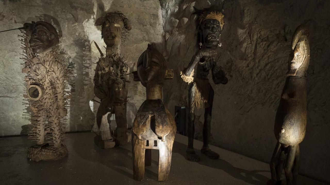 Afrikanische Fetische im Messer Mountain Museum im Schloss Bruneck in Südtirol. Afrikanische Fetische im Messer Mountain Museum im Schloss Bruneck in Südtirol.