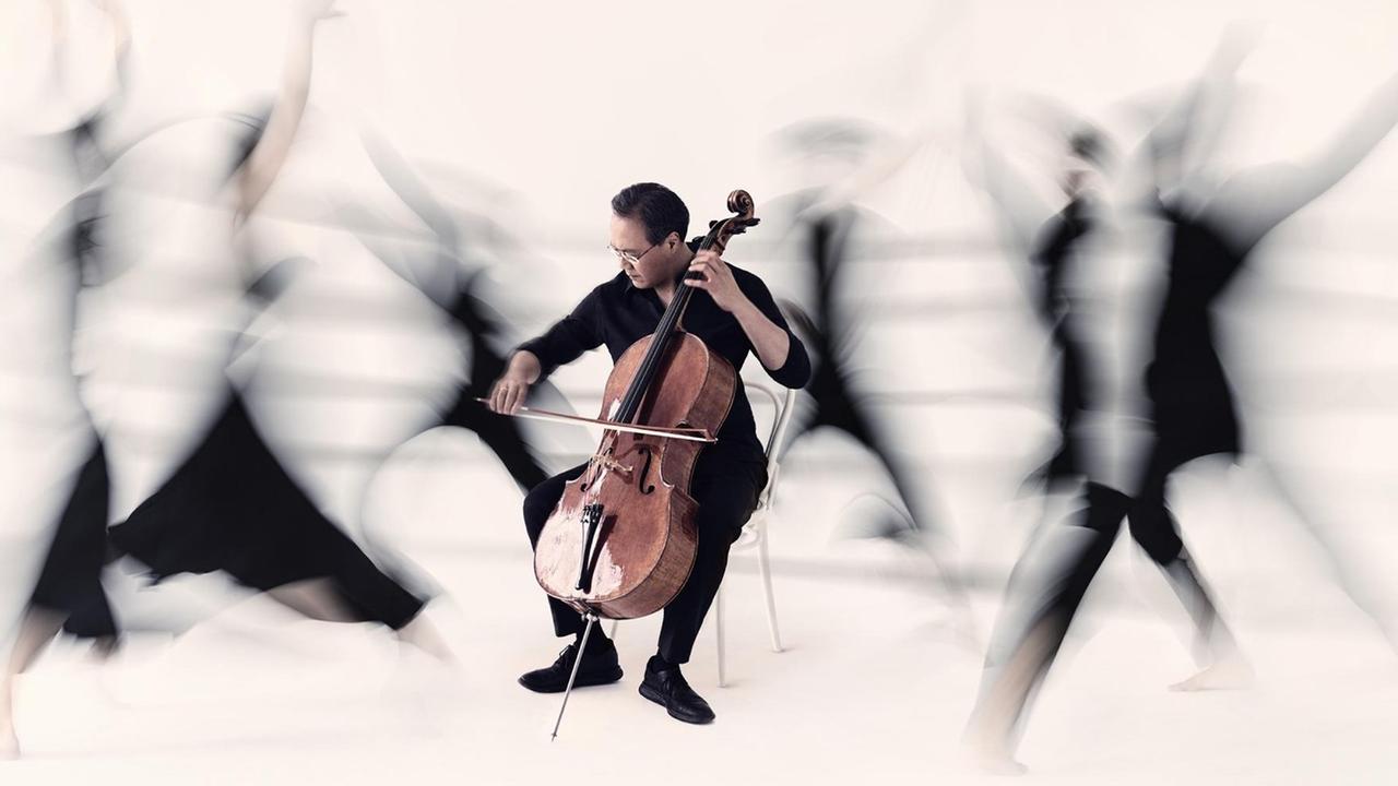 Yo-Yo Ma spielt auf seinem Cello Yo-Yo Ma spielt auf seinem Cello