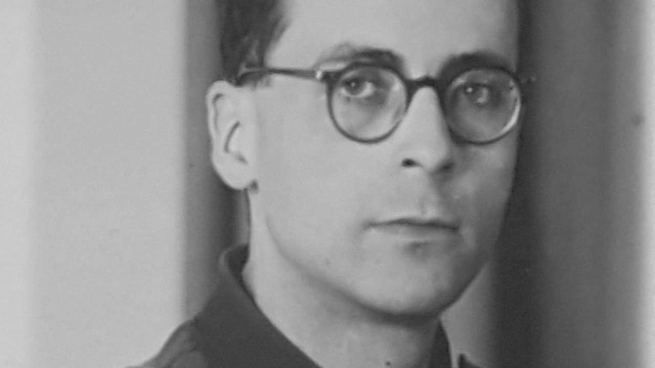 Schwarzweißporträt von Arnold Münster, ein junger Mann in Uniform und Brille. Schwarzweißporträt von Arnold Münster, ein junger Mann in Uniform und Brille.
