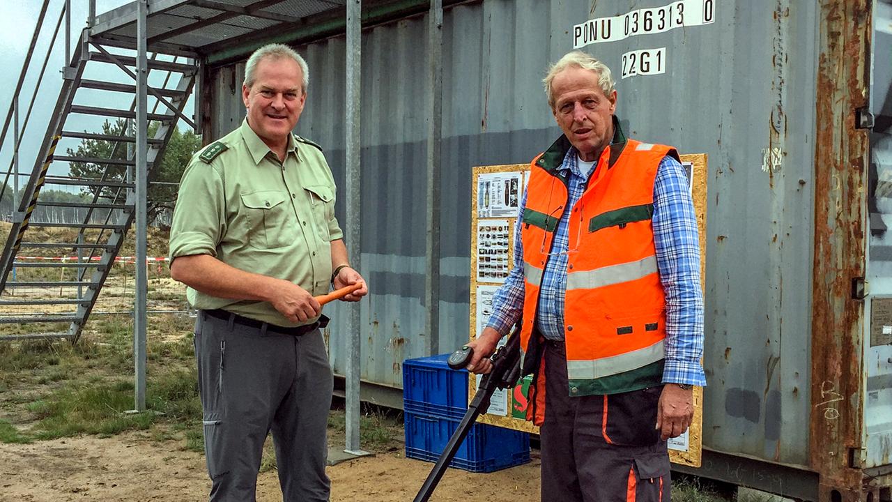 Förster Rainer Entrup (l.) und Ingo Rückert, Baustellenleiter der Munitionsberäumungsfirma Röhll, hier in Signalweste Förster Rainer Entrup (l.) und Ingo Rückert, Baustellenleiter der Munitionsberäumungsfirma Röhll, hier in Signalweste