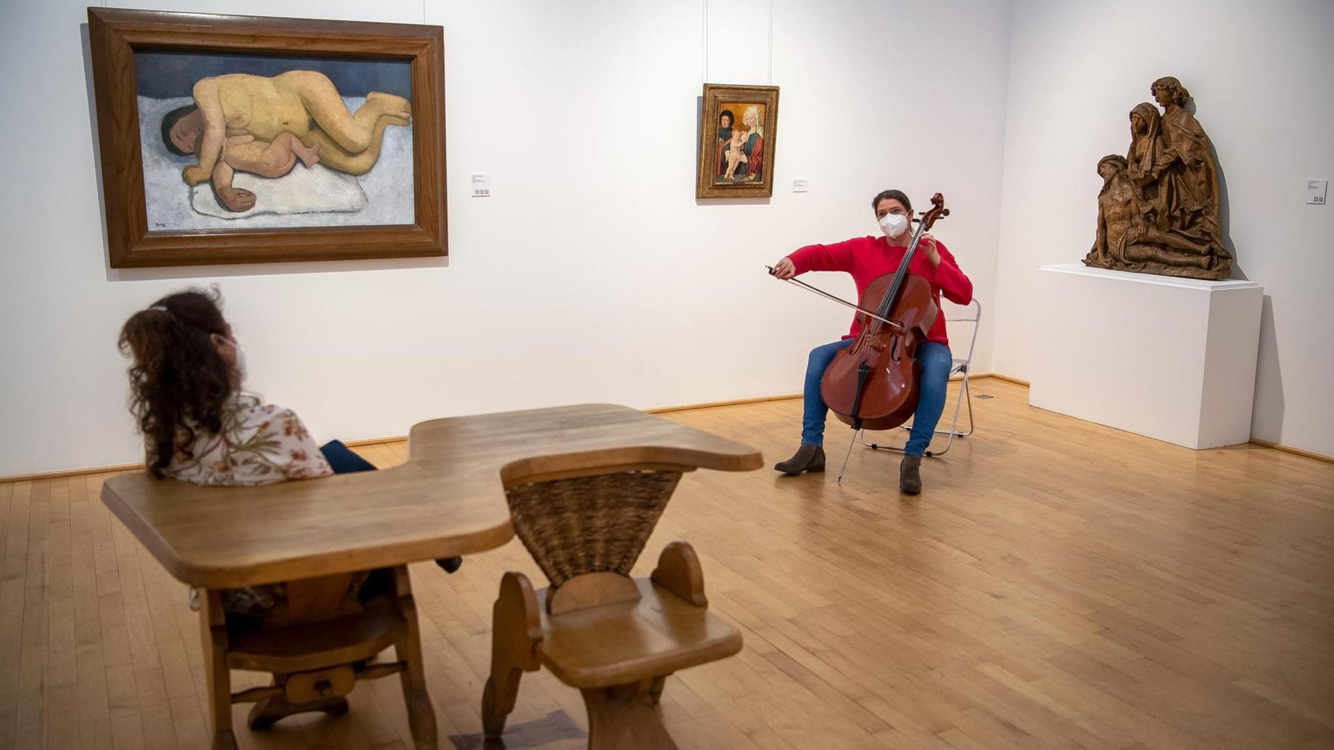 Hanna Weber, Musikerin bei den Bremer Philharmonikern, spielt Cello im Paula-Modersohn-Becker-Museum. Eine Person hört ihr zu. Hanna Weber, Musikerin bei den Bremer Philharmonikern, spielt Cello im Paula-Modersohn-Becker-Museum. Eine Person hört ihr zu.