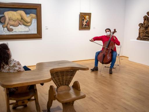 Hanna Weber, Musikerin bei den Bremer Philharmonikern, spielt Cello im Paula-Modersohn-Becker-Museum. Eine Person hört ihr zu.