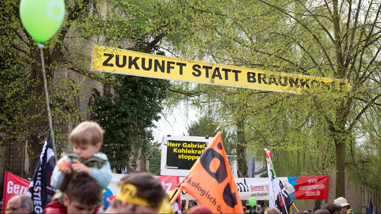 Demonstration gegen Kohlekraft in Immerath im April 2015. Demonstration gegen Kohlekraft in Immerath im April 2015.