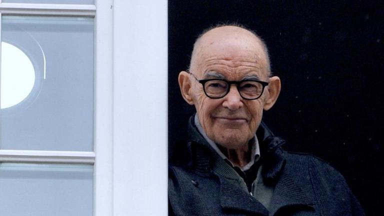 Der französische Philosoph Jean-Luc Nancy schaut aus einem Fenster. Der französische Philosoph Jean-Luc Nancy schaut aus einem Fenster.