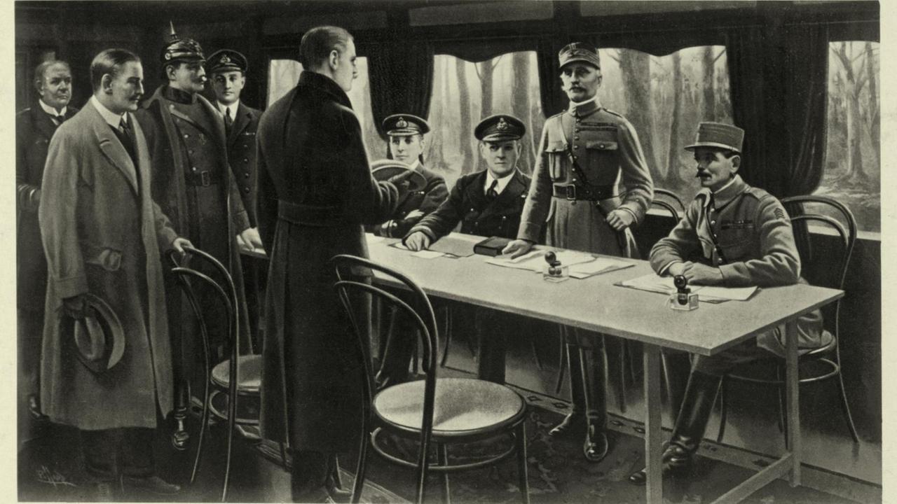 In einem Eisenbahnwaggon im Wald von Compiègne nahe Paris treffen die deutsche Delegation unter Führung des Reichstagsabgeordneten Matthias Erzberger (M) und der französische General und Oberbefehlshaber der Alliierten, Ferdinand Forch (r, stehend) zusammen.