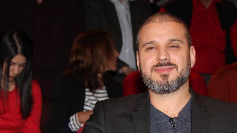 Der Rapper, Singer/Songwriter, YouTuber und Buchautor Ben Salomo beim Besuch einer Talkshow vor Publikum sitzend. Der Rapper, Singer/Songwriter, YouTuber und Buchautor Ben Salomo beim Besuch einer Talkshow vor Publikum sitzend.