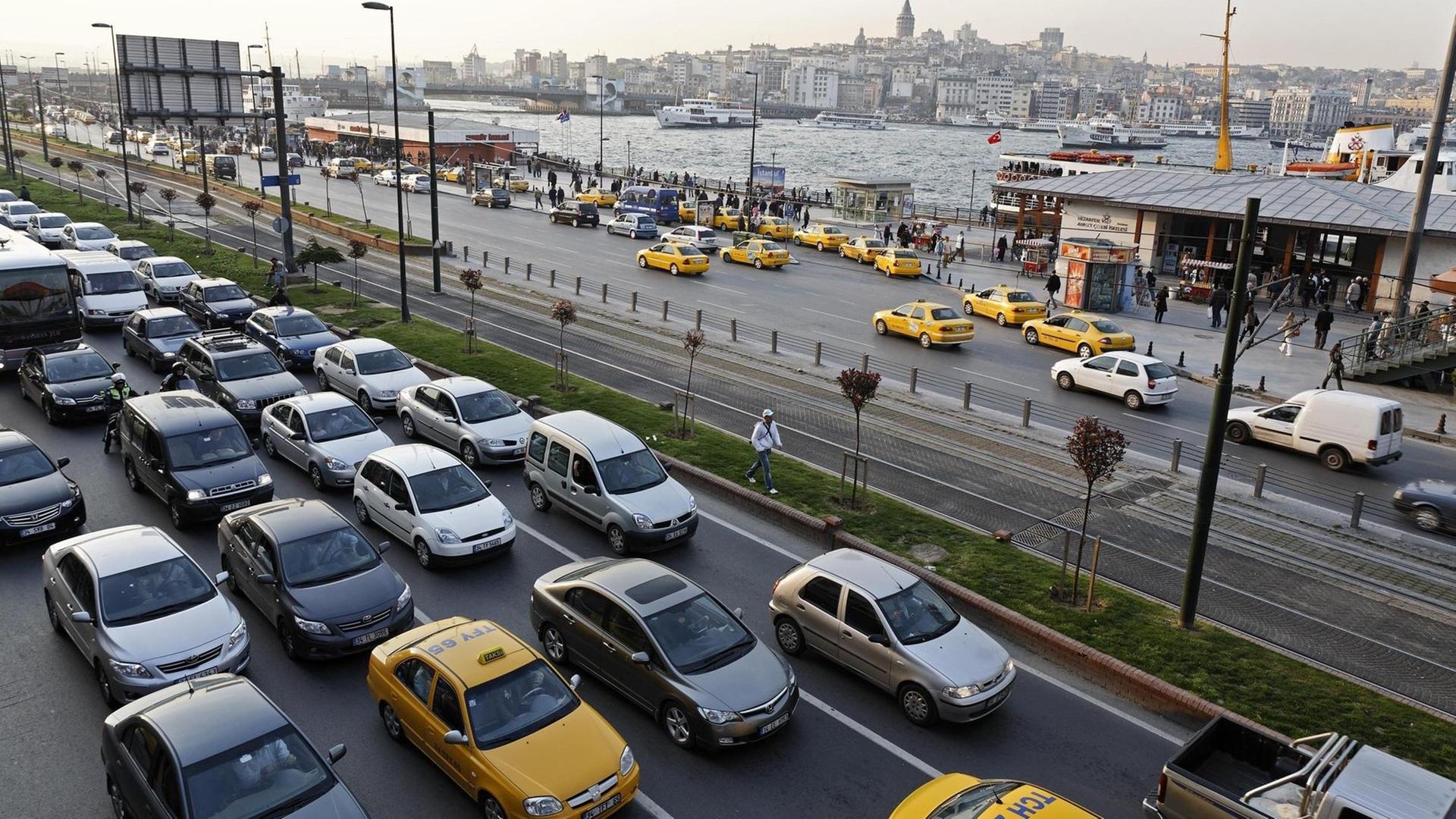 Feierabendverkehr vor der Schiffsanlegestelle Eminönü in Istanbul. Feierabendverkehr vor der Schiffsanlegestelle Eminönü in Istanbul.