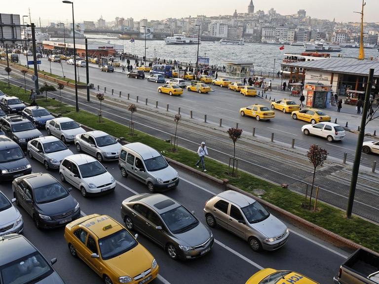 Feierabendverkehr vor der Schiffsanlegestelle Eminönü in Istanbul.