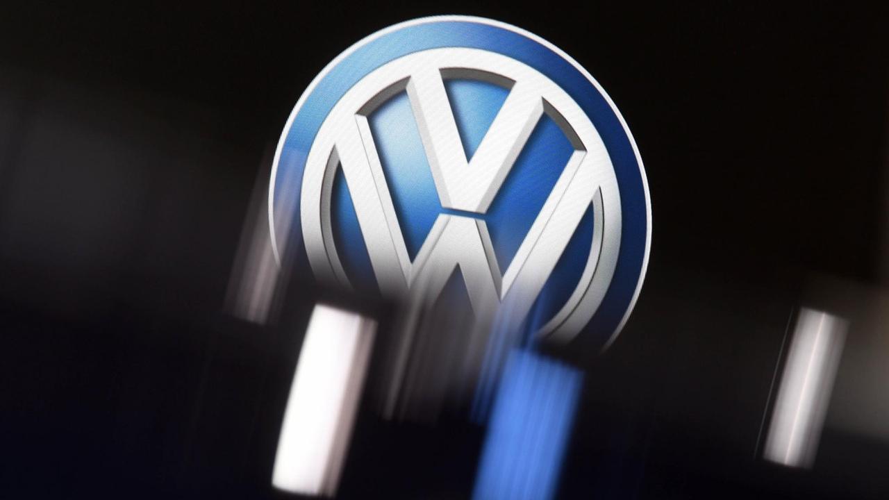 Ein VW-Logo in silberner Farbe Ein VW-Logo in silberner Farbe