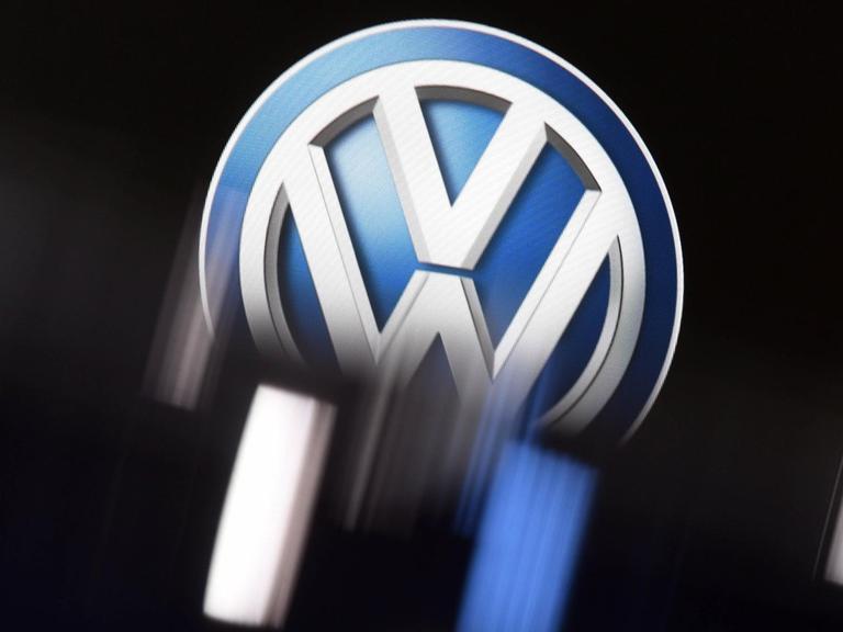 Ein VW-Logo in silberner Farbe