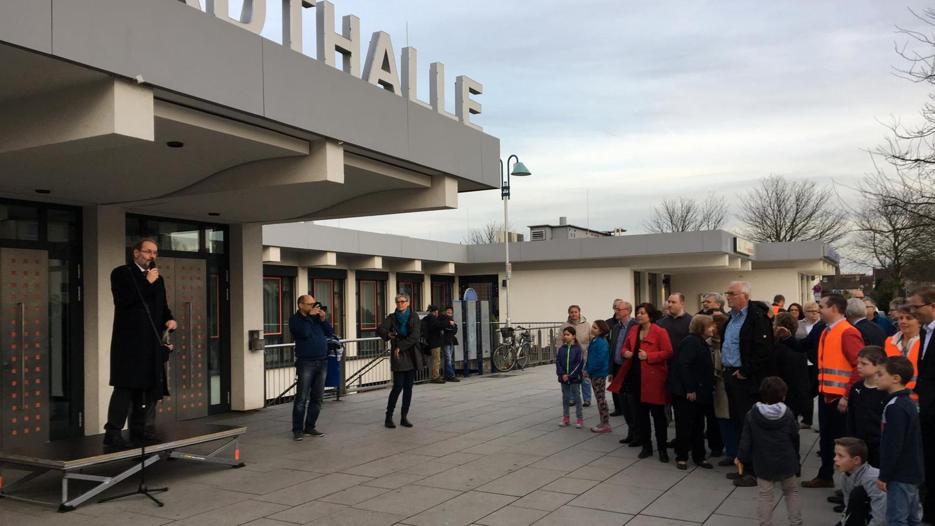 Mahnwache für den in der Türkei inhaftierten Deniz Yücel in seiner hessischen Heimatstadt Flörsheim am Main. Bürgermeister Michael Antenbrink spricht. Mahnwache für den in der Türkei inhaftierten Deniz Yücel in seiner hessischen Heimatstadt Flörsheim am Main. Bürgermeister Michael Antenbrink spricht.