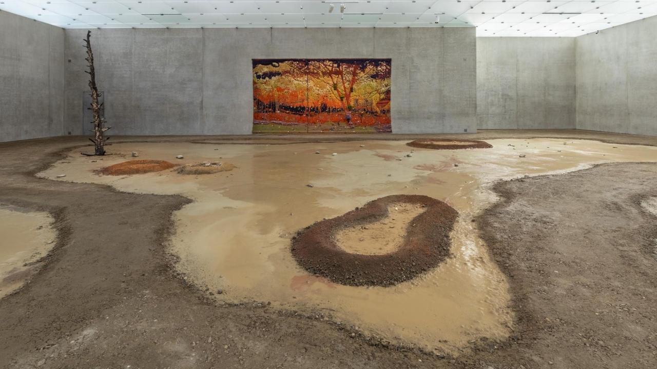 Ausschnitt eines Wandteppichs vor einem austrocknenden Tümpel im dritten Stock des Kunsthauses Bregenz. Ausschnitt eines Wandteppichs vor einem austrocknenden Tümpel im dritten Stock des Kunsthauses Bregenz.