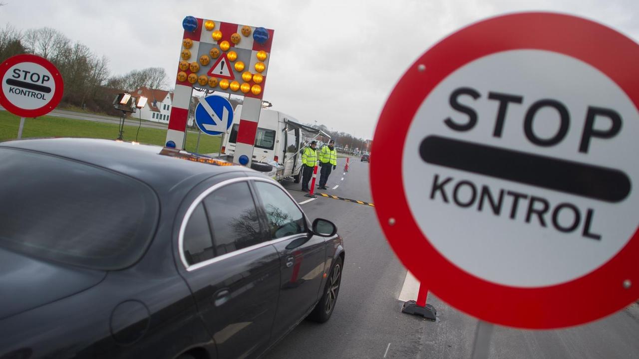 Auto neben einem Schild "Stop / Kontrol" Auto neben einem Schild "Stop / Kontrol"