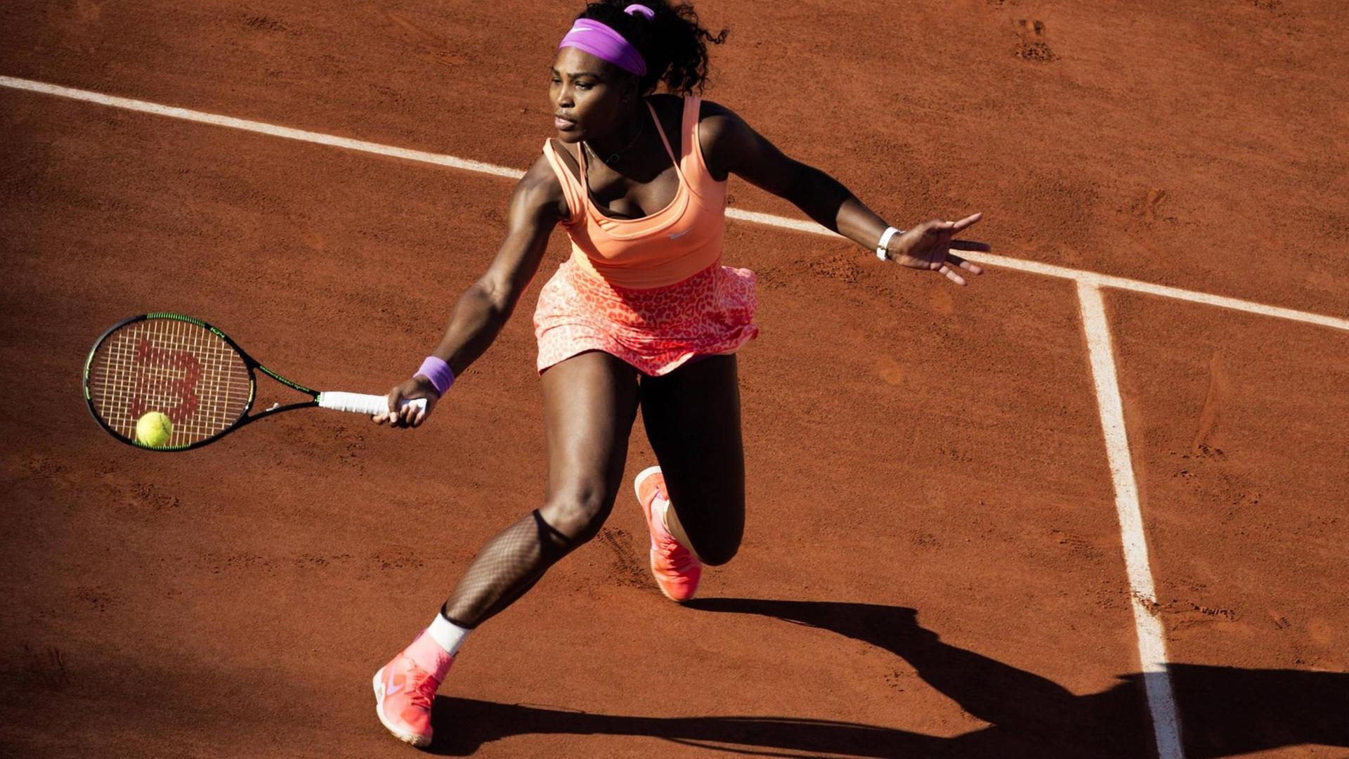 Serena Williams spielt eine Vorhand. Serena Williams spielt eine Vorhand.