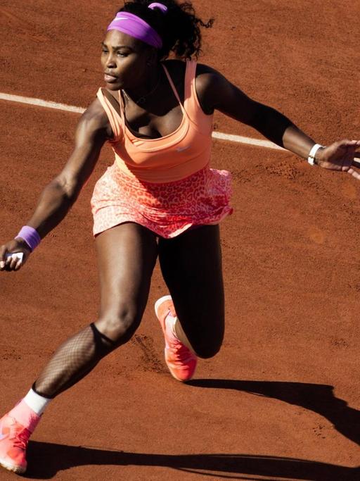 Serena Williams spielt eine Vorhand. 