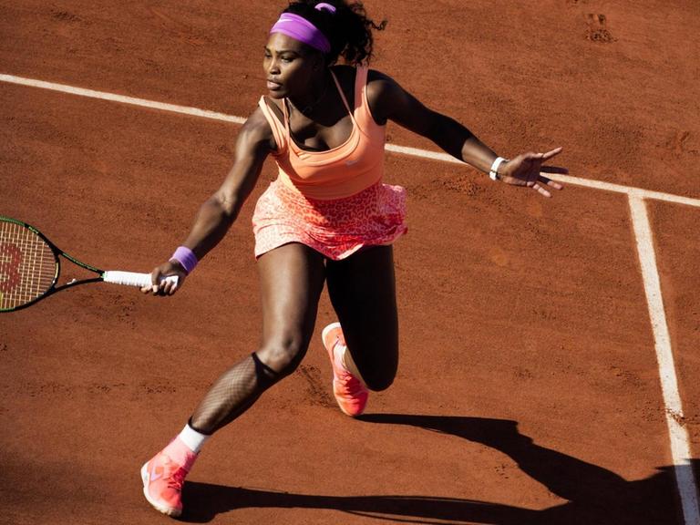 Serena Williams spielt eine Vorhand. 