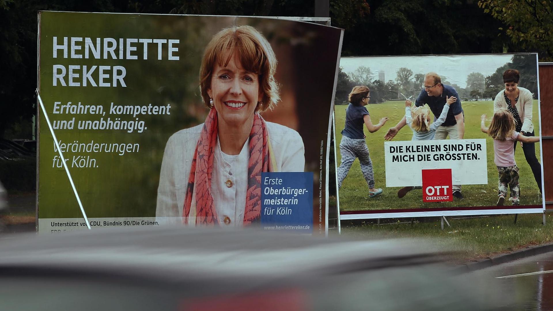 Wahlplakate zur Kölner Oberbürgermeisterwahl an einer Straße