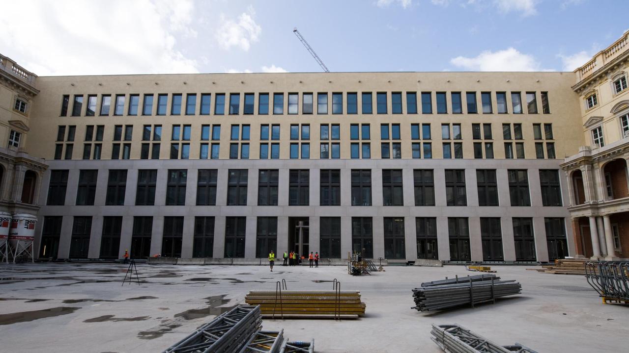 Franco Stella entwarf den Schlüterhof und setzte bei einer Wand auf Beton. Franco Stella entwarf den Schlüterhof und setzte bei einer Wand auf Beton.