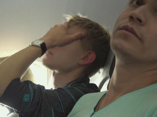 Film-Still aus "Welcome to Chechnya": Männer im Flugzeug.