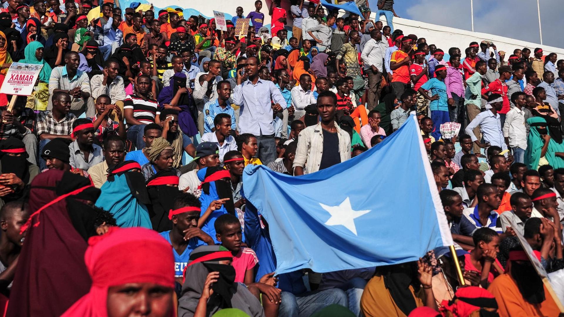 Zahlreiche Menschen nehmen am 18. Oktober im Stadion von Mogadischu an einer Demonstration teil. Auslöser war eine Terror-Attacker mit einer Autobombe in Mogadischu wenige Tage zuvor. Zahlreiche Menschen nehmen am 18. Oktober im Stadion von Mogadischu an einer Demonstration teil. Auslöser war eine Terror-Attacker mit einer Autobombe in Mogadischu wenige Tage zuvor.