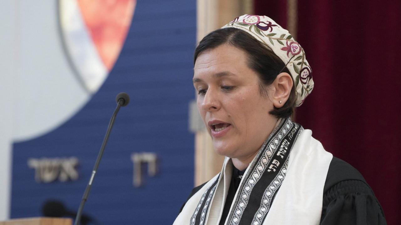 Die Rabbinerin Natalia (Natascha) Verzhbovska, Absolventin des Abraham Geiger Kollegs, spricht während ihrer Ordination in der Synagoge Beit Tikwa in Bielefeld im August 2015 Die Rabbinerin Natalia (Natascha) Verzhbovska, Absolventin des Abraham Geiger Kollegs, spricht während ihrer Ordination in der Synagoge Beit Tikwa in Bielefeld im August 2015