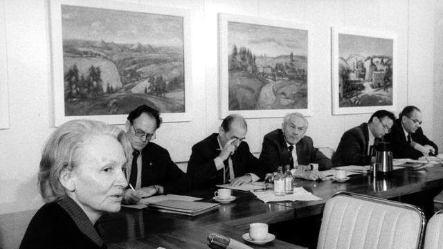 Anhörung von Margot Honecker (l, Ehefrau von Erich Honecker) am 20.12.1989 in Ost-Berlin vor dem zeitweiligen Ausschuss zur Überprüfung von Amtsmissbrauch, Korruption, persönlicher Bereicherung und anderen Handlungen, bei denen der Verdacht auf Gesetzesverletzung besteht. Die Präsidiumsmitglieder (l-r): Gustav Adolf Schur (SED-PDS), Claus-Dieter Knöfler (LDPD), Dr. Heinrich Toeplitz (CDU), Professor Dr. Volker Klemm (NDPD) und Wilhelm Weißgerber (DBD).