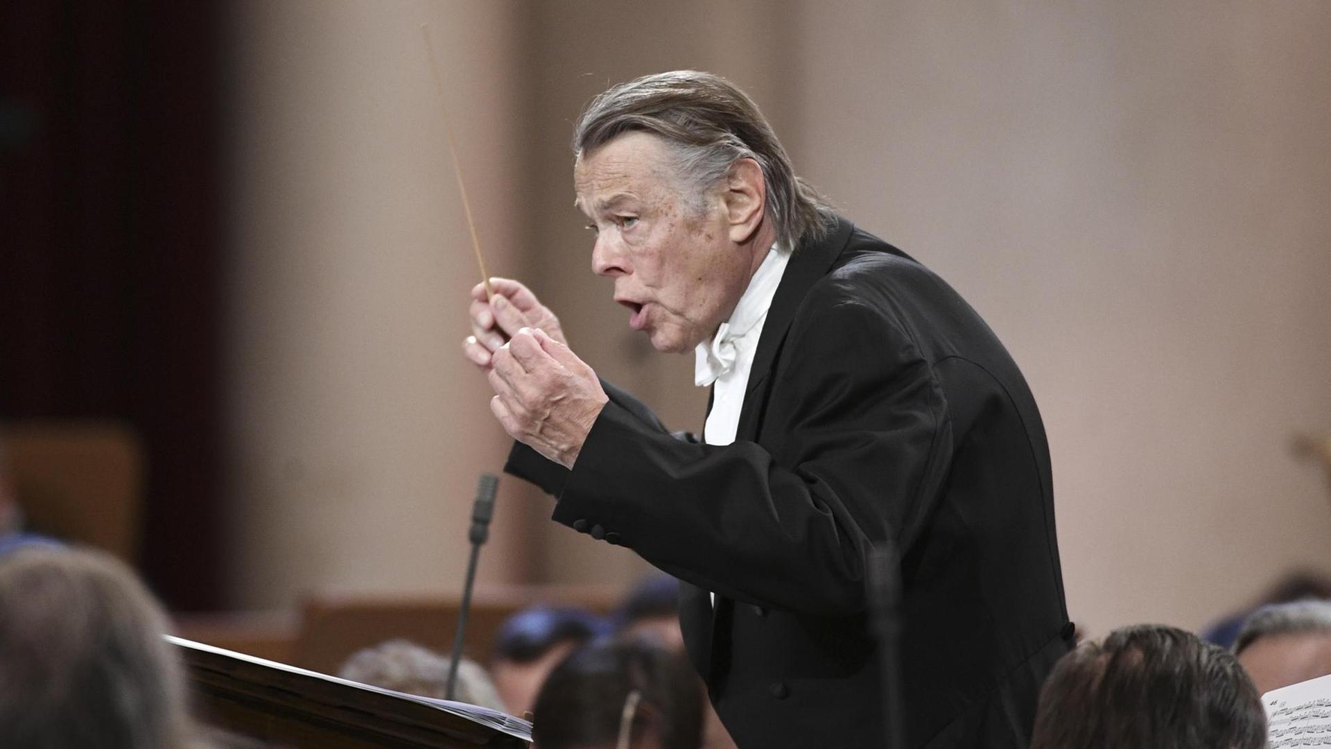 Der Dirigent Mariss Jansons hebt den Taktstock. Der Dirigent Mariss Jansons hebt den Taktstock.