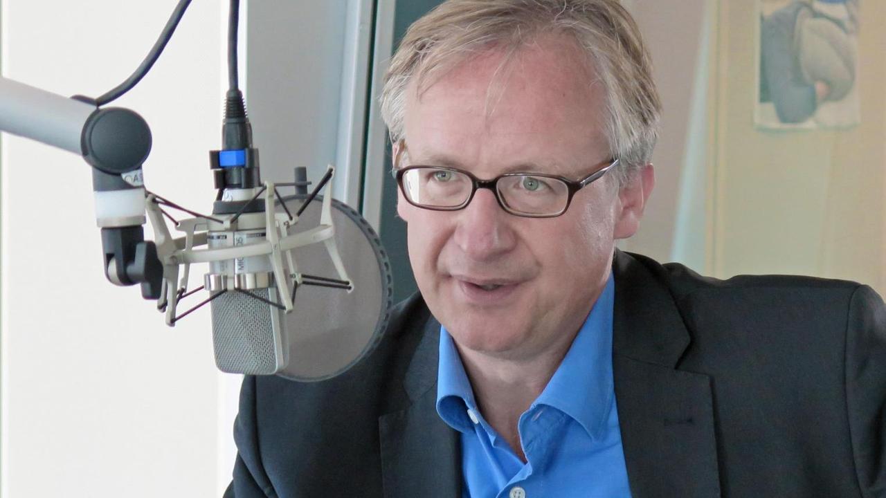 Der Politikwissenschaftler und Publizist Albrecht von Lucke sitzt im Studio von Deutschlandfunk Kultur. Der Politikwissenschaftler und Publizist Albrecht von Lucke sitzt im Studio von Deutschlandfunk Kultur.