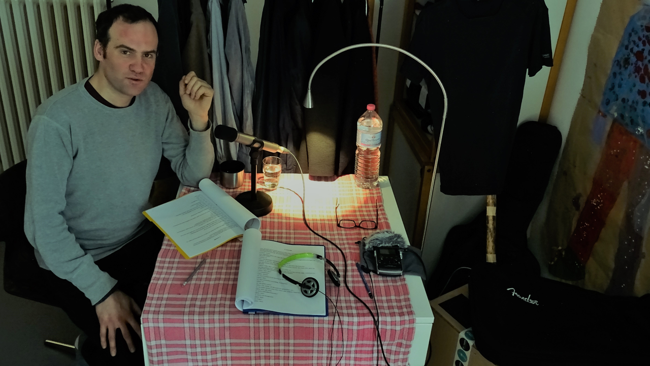 Improvisieren neben dem Kleiderschrank: Urs Stämpfli bei den Aufnahmen zu "Dummrum". Improvisieren neben dem Kleiderschrank: Urs Stämpfli bei den Aufnahmen zu "Dummrum".