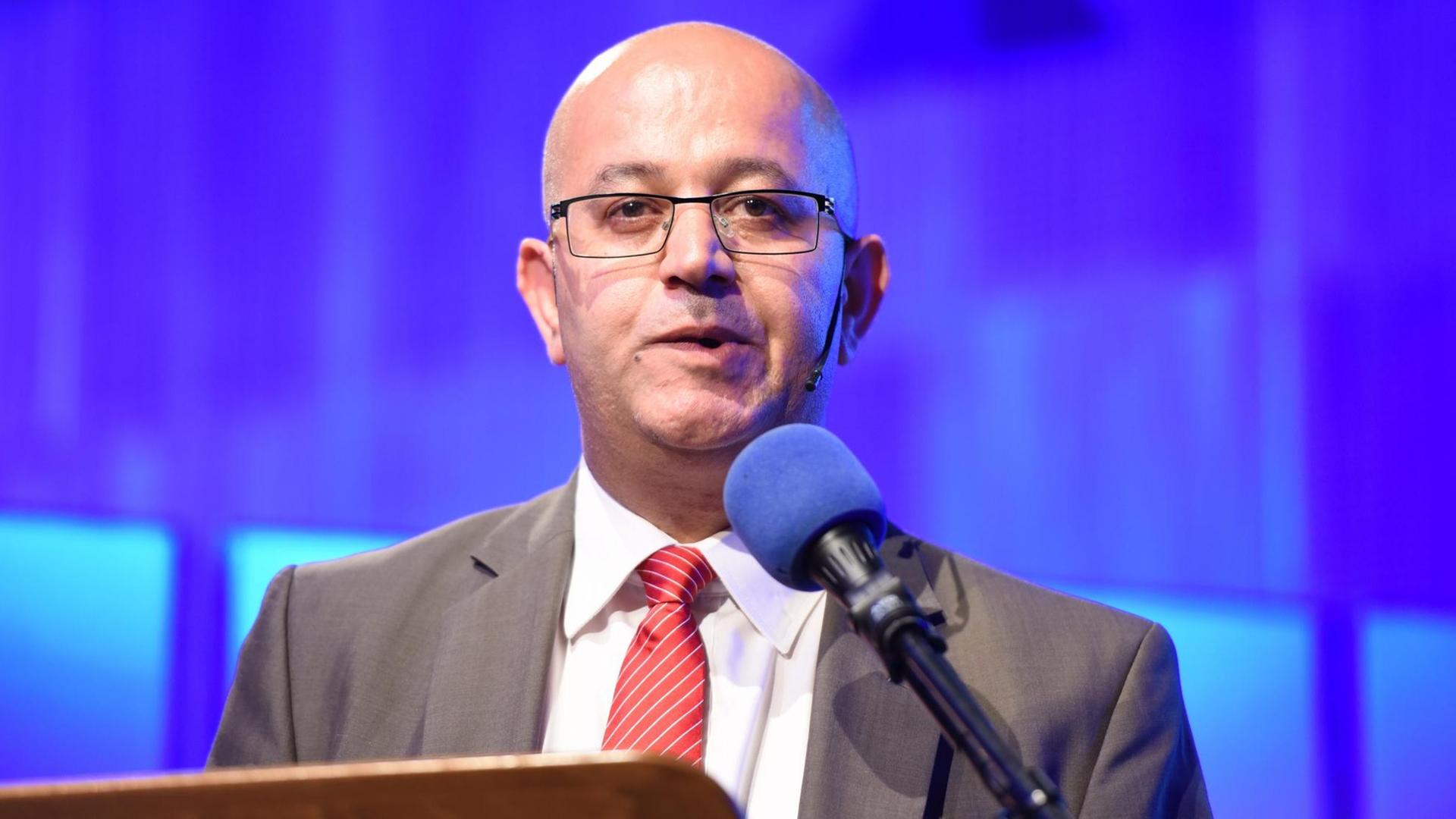 Der Islamwissenschaftler Abdel-Hakim Ourghi nimmt am 27.05.2015 in Köln am dritten phil.COLOGNE, dem internationalen Festival der Philosophie, teil. Der Islamwissenschaftler Abdel-Hakim Ourghi nimmt am 27.05.2015 in Köln am dritten phil.COLOGNE, dem internationalen Festival der Philosophie, teil.