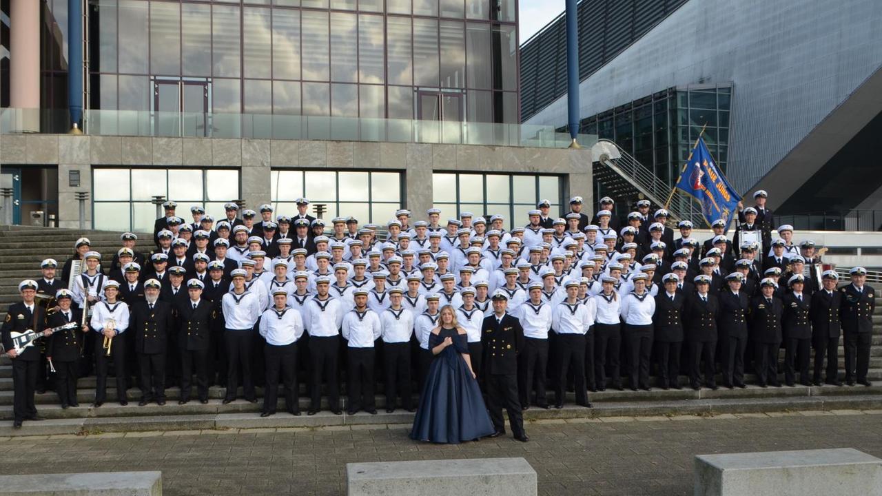 Gruppenbild des Marinechores. Alle Soldaten tragen ihre Marine-Uniform. Gruppenbild des Marinechores. Alle Soldaten tragen ihre Marine-Uniform.