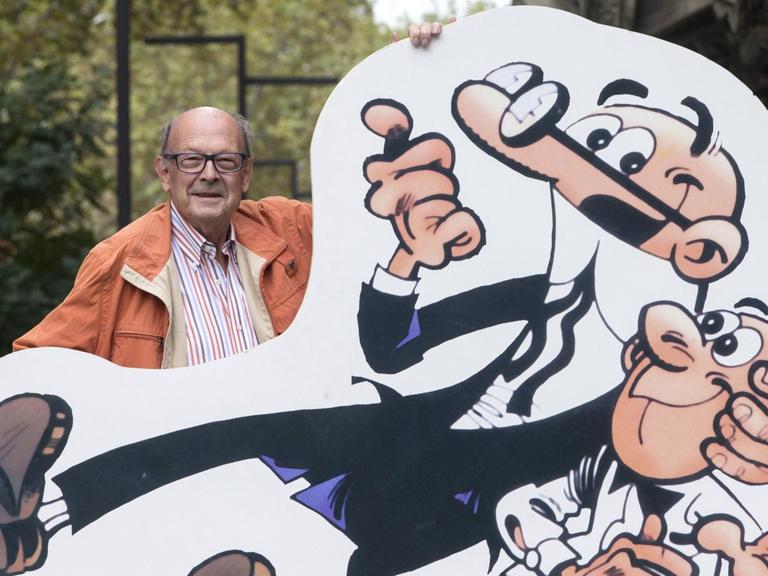 Der spanische Zeichner Francisco Ibáñez mit seinen Comicfiguren "Clever & Smart"