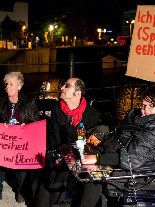 Aktivisten protestieren in Berlin gegen den Entwurf des Teilhabegesetze."Menschenrechte jetzt!" oder "Barrierefreiheit jetzt und überall!" steht auf den Plakaten