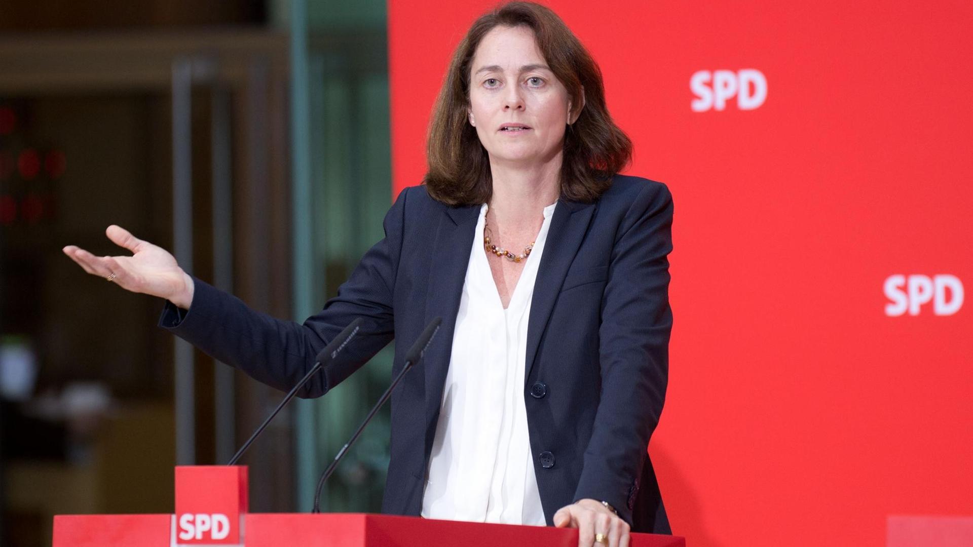 Die designierte SPD-Generalsekretärin Katarina Barley spricht auf einer Pressekonferenz am 02.11.2015 in Berlin. Die designierte SPD-Generalsekretärin Katarina Barley spricht auf einer Pressekonferenz am 02.11.2015 in Berlin.