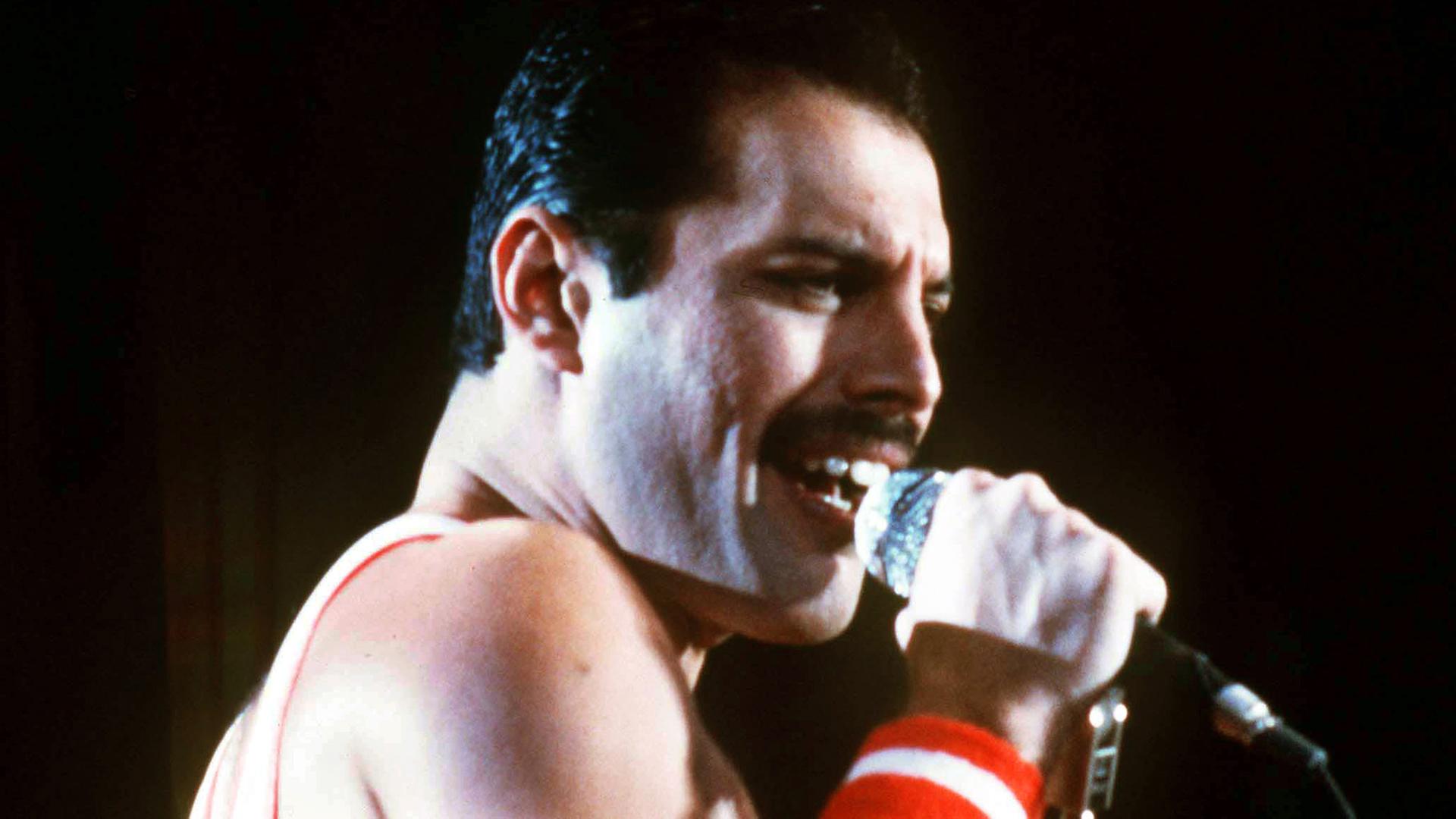 Der 1991 verstorbene britische Pop-Musiker und Frontmann der Gruppe Queen, Freddy Mercury - hier bei einem Konzert im September 1984 Der 1991 verstorbene britische Pop-Musiker und Frontmann der Gruppe Queen, Freddy Mercury - hier bei einem Konzert im September 1984