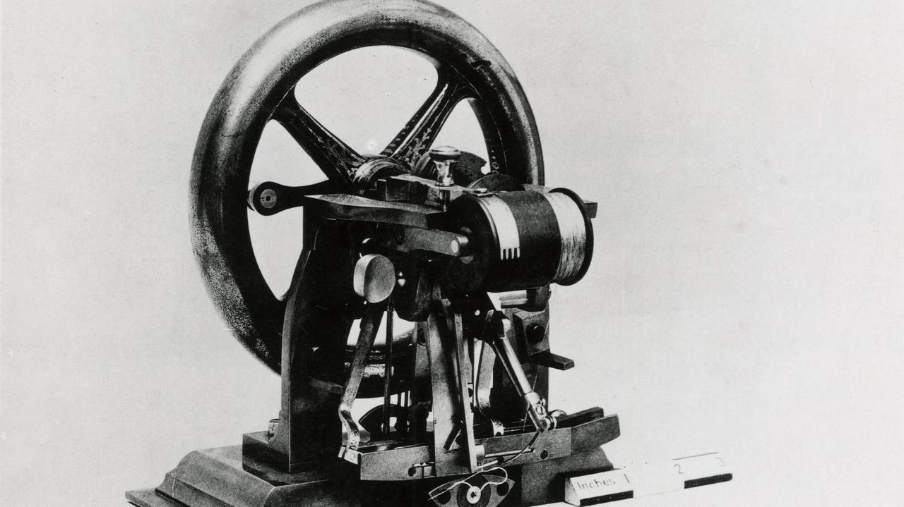 Aufnahme einer Doppelsteppstich-Nähmaschine des amerikanischen Mechanikers Elias Howe aus dem Jahr 1845 Aufnahme einer Doppelsteppstich-Nähmaschine des amerikanischen Mechanikers Elias Howe aus dem Jahr 1845