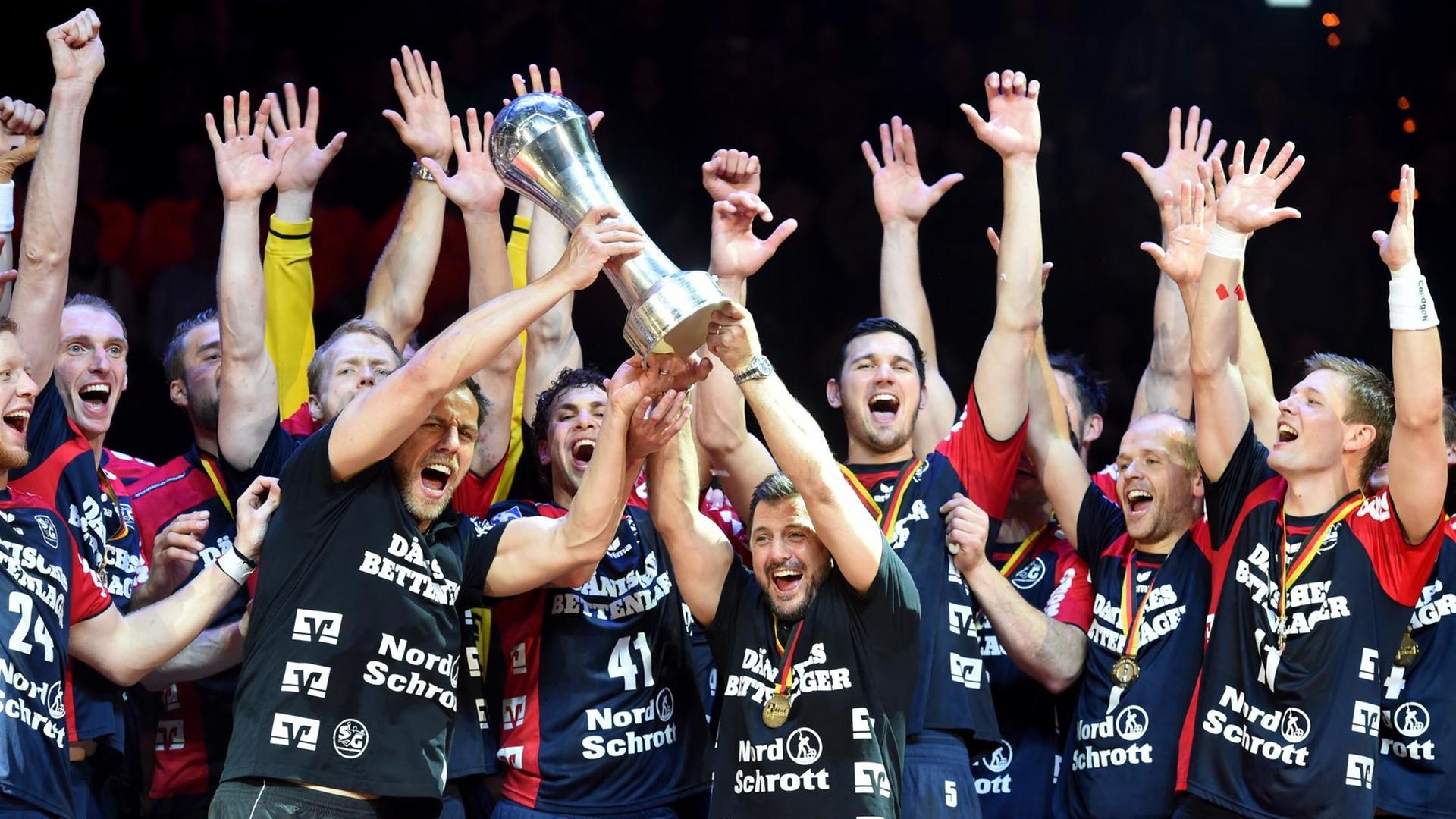 Die SG Flensburg Handewitt jubelt nach dem Finalsieg im DHB-Pokal Die SG Flensburg Handewitt jubelt nach dem Finalsieg im DHB-Pokal