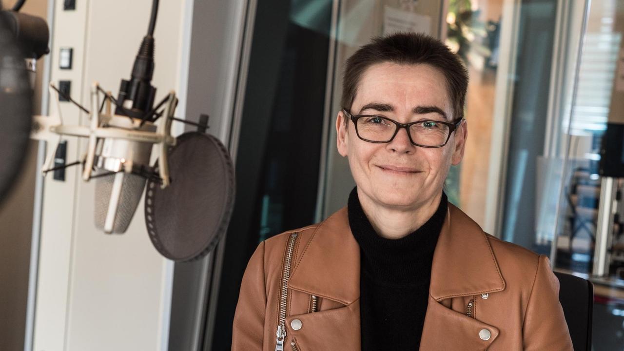 Margaret Heckel im Deutschlandfunk Kultur Studio. Margaret Heckel im Deutschlandfunk Kultur Studio.