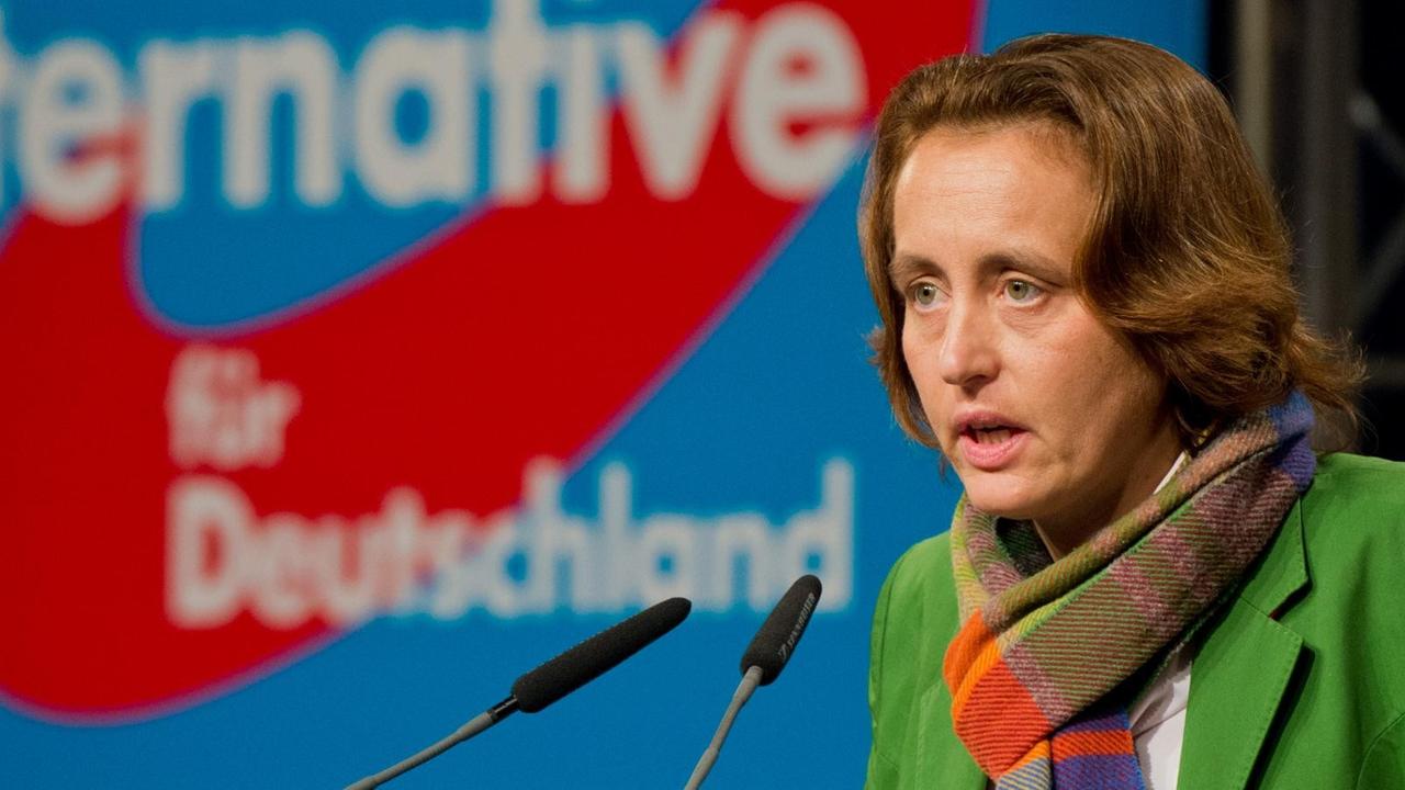Die AfD-Politikerin Beatrix von Storch spricht an einem Mikrofon. Die AfD-Politikerin Beatrix von Storch spricht an einem Mikrofon.