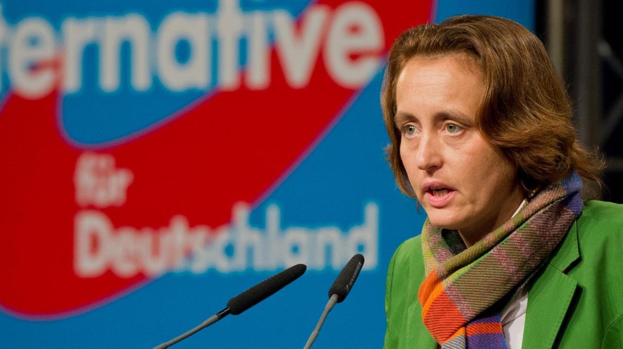 Die AfD-Politikerin Beatrix von Storch spricht an einem Mikrofon. Die AfD-Politikerin Beatrix von Storch spricht an einem Mikrofon.