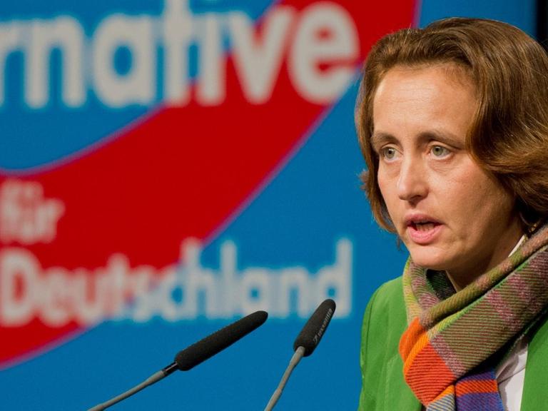 Die AfD-Politikerin Beatrix von Storch spricht an einem Mikrofon.
