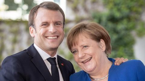 Bundeskanzlerin Angela Merkel (CDU) begrüßt im April 2019 Emmanuel Macron, Staatspräsident von Frankreich, zur Balkan-Konferenz in Berlin.