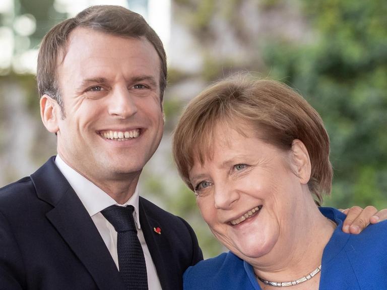 Bundeskanzlerin Angela Merkel (CDU) begrüßt im April 2019 Emmanuel Macron, Staatspräsident von Frankreich, zur Balkan-Konferenz in Berlin.