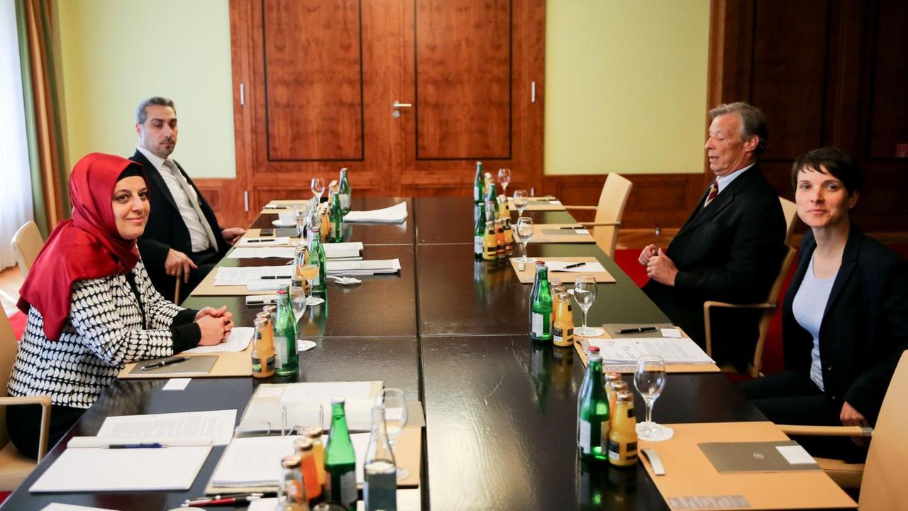 Die AfD-Vorsitzende Frauke Petry (r) und Armin Paul Hampel, Landesvorsitzender der AfD in Niedersachsen, nehmen gegenüber der Generalsekretärin des Zentralrats der Muslime in Deutschland, Nurhan Soykan (l), und Sadiqu Al-Mousllie zu Beginn des Treffens ihren Platz ein. Die AfD-Vorsitzende Frauke Petry (r) und Armin Paul Hampel, Landesvorsitzender der AfD in Niedersachsen, nehmen gegenüber der Generalsekretärin des Zentralrats der Muslime in Deutschland, Nurhan Soykan (l), und Sadiqu Al-Mousllie zu Beginn des Treffens ihren Platz ein.