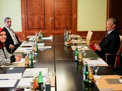 Die AfD-Vorsitzende Frauke Petry (r) und Armin Paul Hampel, Landesvorsitzender der AfD in Niedersachsen, nehmen gegenüber der Generalsekretärin des Zentralrats der Muslime in Deutschland, Nurhan Soykan (l), und Sadiqu Al-Mousllie zu Beginn des Treffens ihren Platz ein.